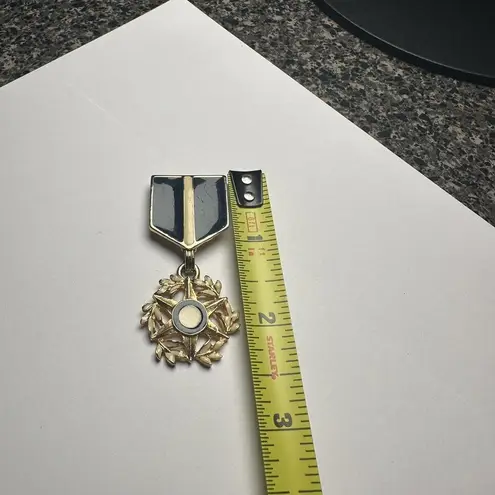 Blue & Cream Enamel Gold Tone Metal Badge Style Dangle Brooch Pin