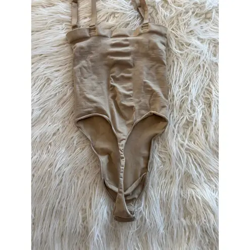 SKIMS Seamless Sculpt Strapless Thong Bodysuit Clay
Size Small