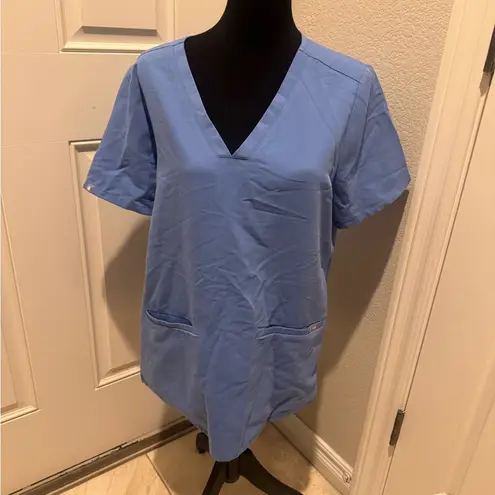FIGS   Casma Three-Pocket Scrub Top Ciel Blue Short Sleeve scrub size LARGE
