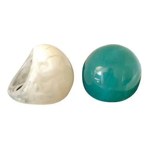 2 NIP Trendy Acrylic Fashion Big Rings In Ivory And Green Size 7