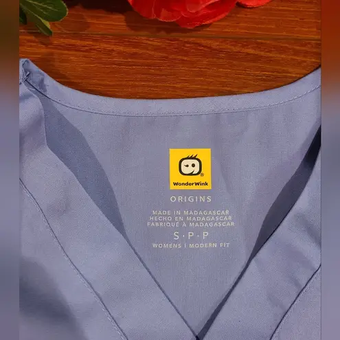 WonderWink  Blue Scrub Top Size Small - Image 3