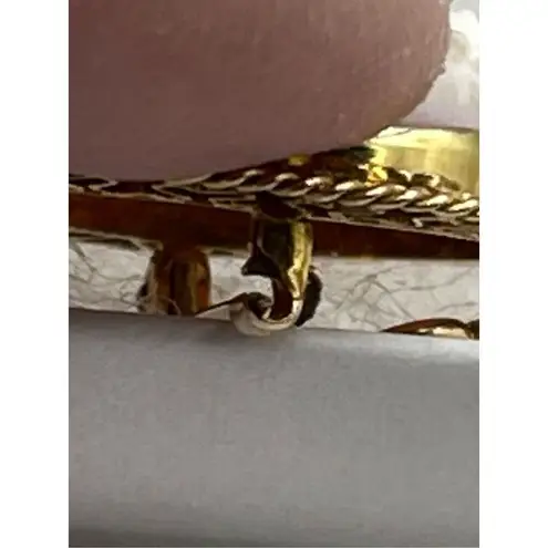 Victorian cameo brooch 10K gold left facing