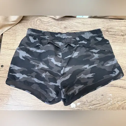 Athleta  lot of 4 women’s‎ shorts  size large