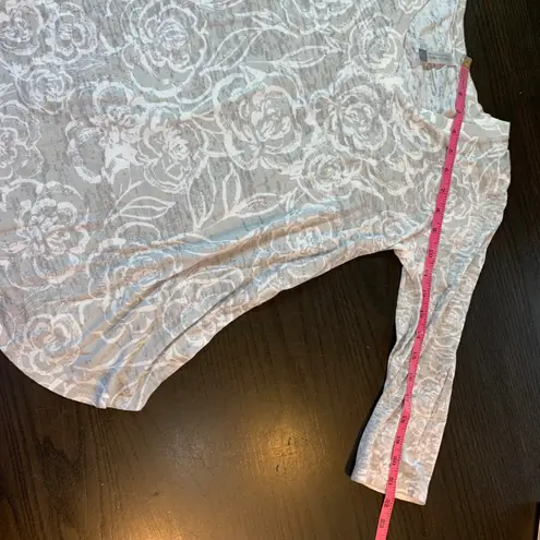 Whimsy Rose Gray White Floral T Shirt Small Clean Girl USA Soft Loungewear