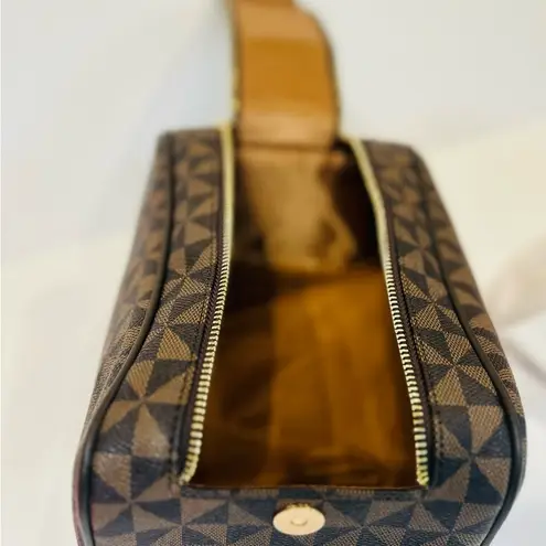 Toiletry Makeup Travel Good for both men and women. NWOT Brown