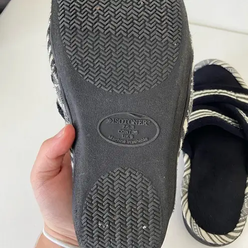 Isotoner EUC | women’s solid bottom slippers — size 7.5-8