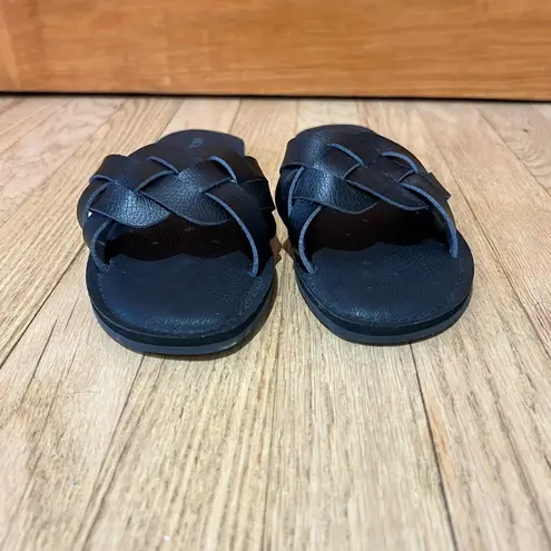 Cushionare Black Sandals with Sleek Design