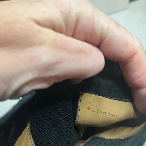 via spiga Women's Classic Black Suede Lug Sole Pull On Erisa Chelsea Boot Sz 8.5