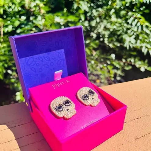 Piper K Pearl Skull Earrings NWT – Black Heart Eyes Statement Studs White