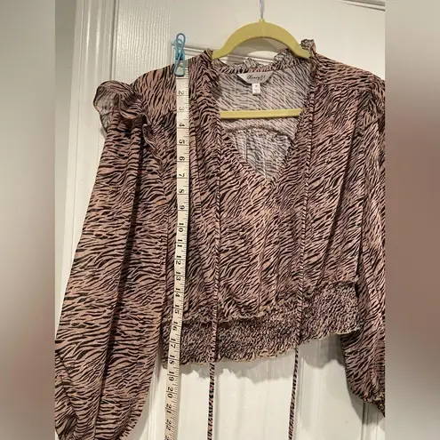 Honey & T Size M Black Tan Tiger Stripe Ruffle Sleeve Tie Neck Smocked Blouse Size M