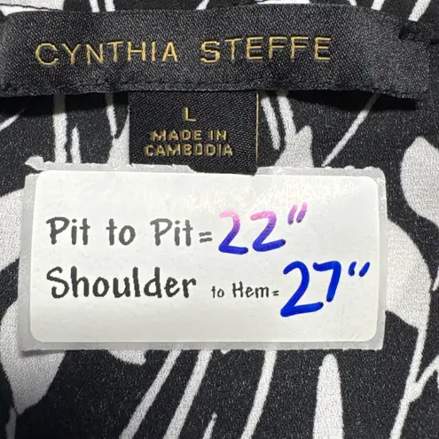 Cynthia Steffe Blouse Top Abstract Print V-Neck Short Sleeve Black White L