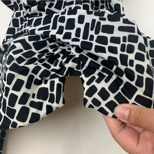 MiracleSuit size 10 medium Black white pattern one piece swim suit bathing slim