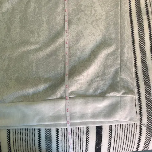 Mondetta Snakeskin Crewneck Pullover Sweatshirt size Small Cream Soft Girl Layer