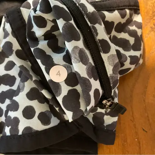 Lululemon  Shorts Women Sz 4 Black Blue Tracker 4 Way Stretch Ace Spot Print