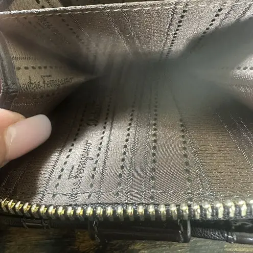 Salvatore Ferragamo Ferragamo Vara Brown Leather Full Zip Compact Wallet Brown Authenticated W/ COA