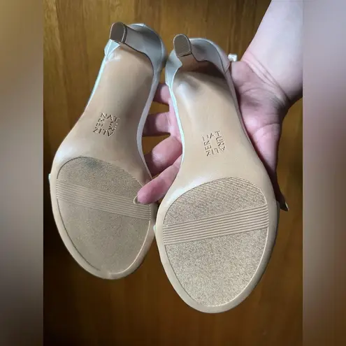 Naturalizer Womens Kinsley 3 Satin Jeweled Heels in Creamy Ivory, 8W