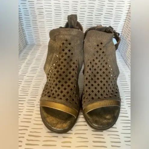 OTBT  Metaphor Metallic‎ Open Toe heels size 7.5