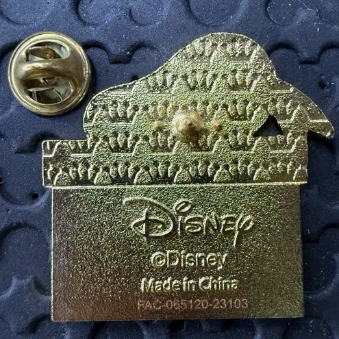 Lounge Fly Disney parks Donald Duck Present 2023 trading pin