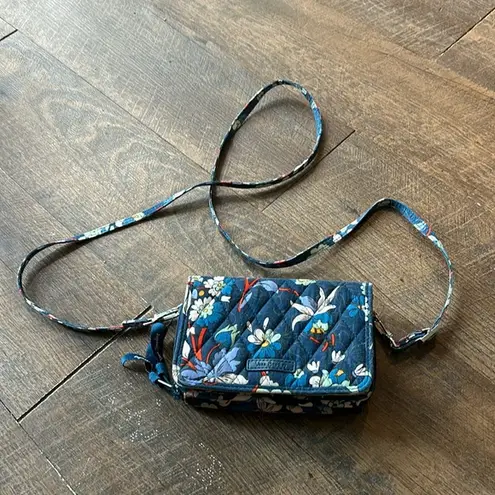 Vera Bradley  RFID 3-in-1 Crossbody Wristlet Purse in Floral Bursts