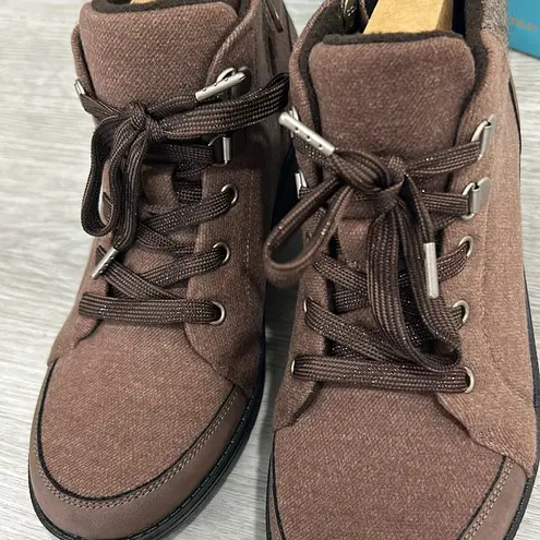 Bzees NIB  Brooklyn wedge boot machine washable