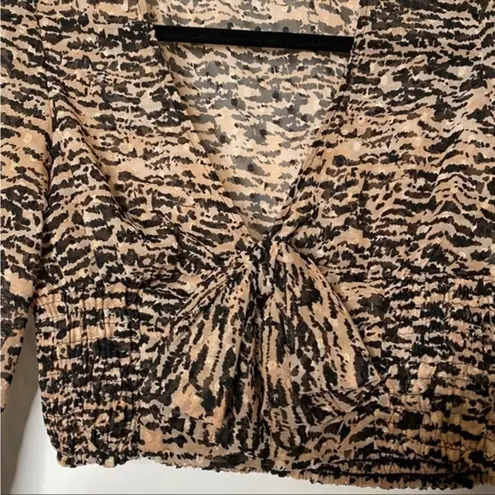 ZARA 🔵 SALE 3/$25  CROPPED ANIMAL PRINT VNECK TOP XS