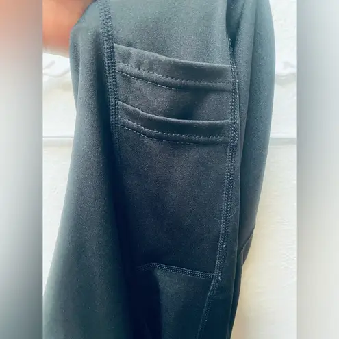 Leggings capris It is a short black color, size L, smooth and soft light fabric Size L