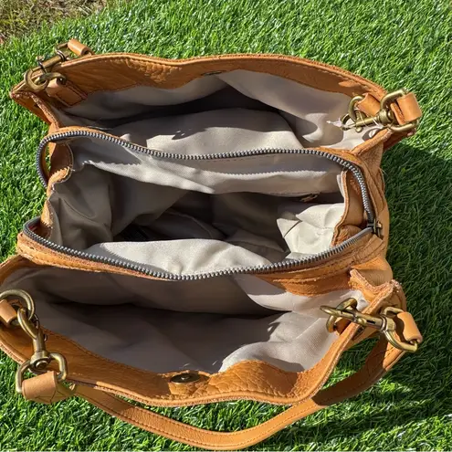 American Leather Co.
LENOX STUDDED TRIPLE ENTRY SATCHEL Tan