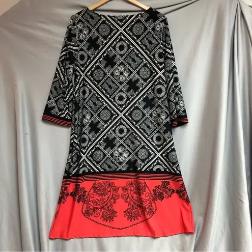 Blooming rose woman, 1X dress, white black and dark coral bottom