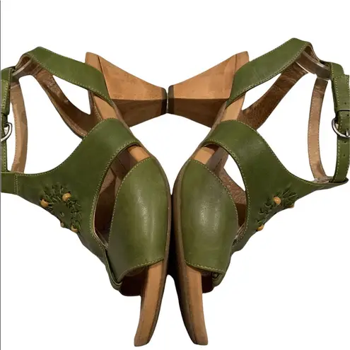 Naya Timpas Green Leather Beaded T