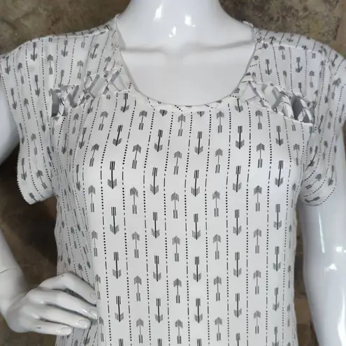 Sweet Rain S. R. by Blouse Woman's Size Large White Black Arrow Print Cap Sleeve