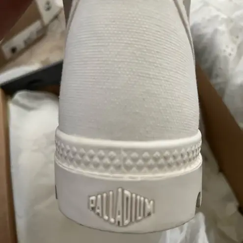 Palladium PAMPA HI high top lace up boots/sneakers , size 8.5 white on white