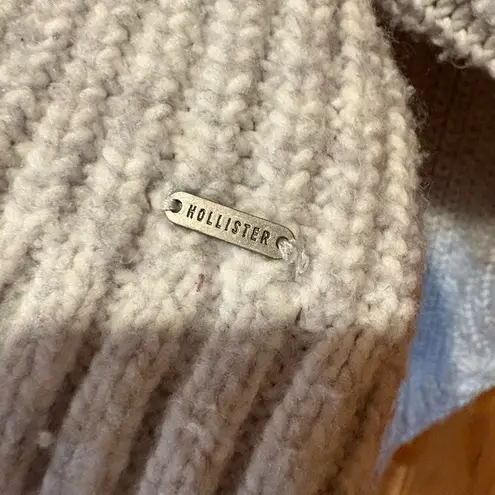 Hollister  Light Gray Crew Neck cropped Sweater long sleeve women’s M - Image 3