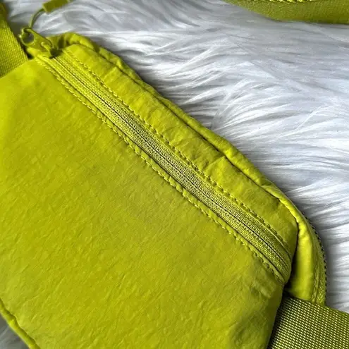  ATHLETICA | Lululemon Everywhere Belt Bag Yellow Serpentine | 1L