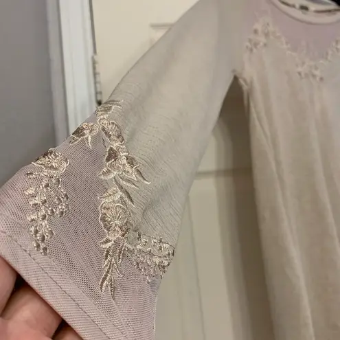 Gimmicks by BKE NWT Gimmicks Beige Mesh & Embroidered Long Sleeve Small Shirt. 2707