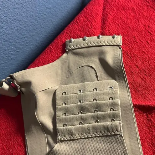 Beige bra with removable pads Sz XL. New never worn. Tan