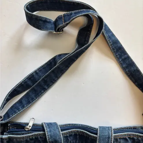 BLUE JEAN TOTE / HANDBAG
HANDLES AND CROSSBODY STRAP FUN AND FABULOUS CHIC TOO