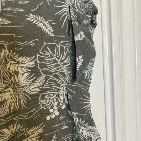 belle du jour Olive Green Palm Print Rayon Camp Shirt Women’s M Vacation Top