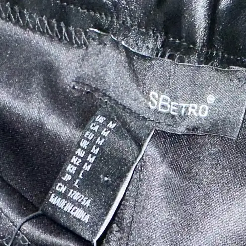 Suzanne Betro EUC SBETRO Faux leather side-zip pants with split hem - size medium