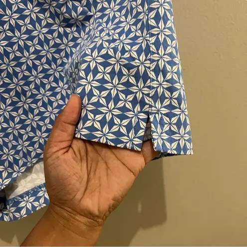 Old Navy  High Rise Pixie Blue & White Geometric Print Women's Shorts Size 16 thumbnail 4