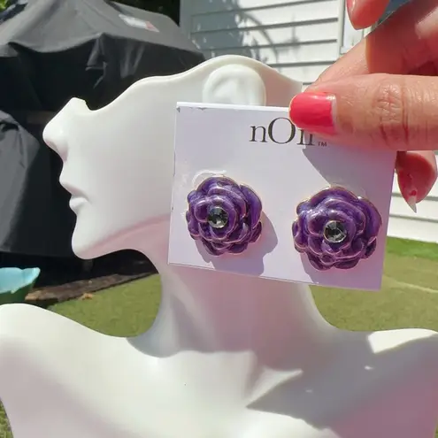 Noir gold tone purple flower reflective studs earrings