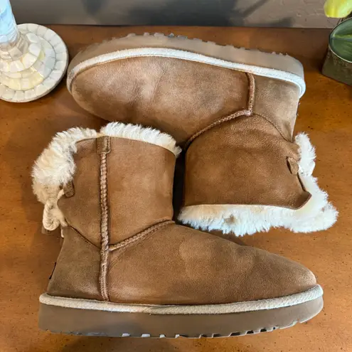 UGG Australia Classic Short Chestnut Shearling Boots – Size 10 US / 41 EU Tan