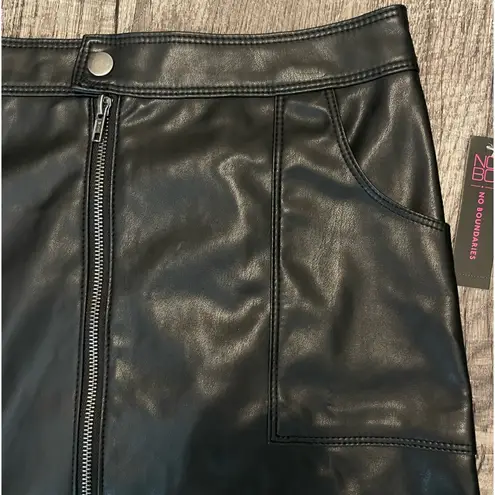 No Boundaries NWT Black Faux Leather Women’s Skirt Size Medium Mini Zip Edgy Stretch Mob wife