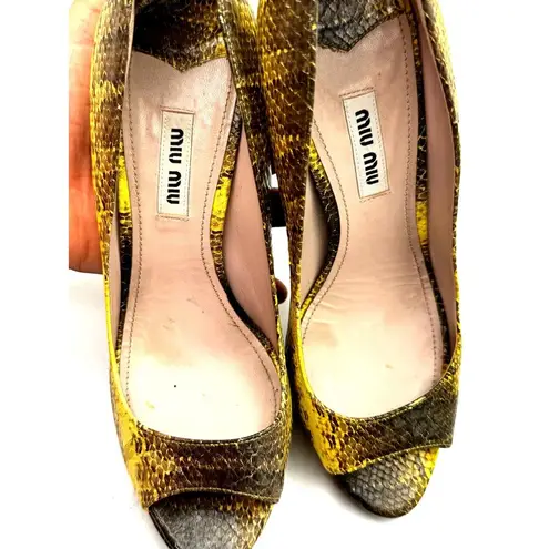 Miu Miu yellow girasole peep-toe pump in a python-print leather size 37