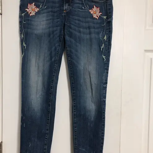 Driftwood floral embroidered distressed jeans women’s size 31 measures 34 x 29”