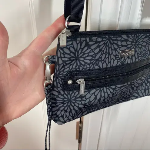 Baggallini Plaza Mini Gray Floral Crossbody Wristlet Wallet Bag travel cruise