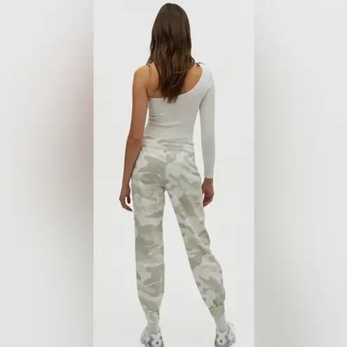 TNA Aritzia Alix Jogger Pants in White Camo Size Medium Green