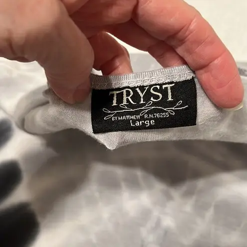 Tryst sz L super soft grey & black short sleeve tie dye shark bit hem tunic EUC
