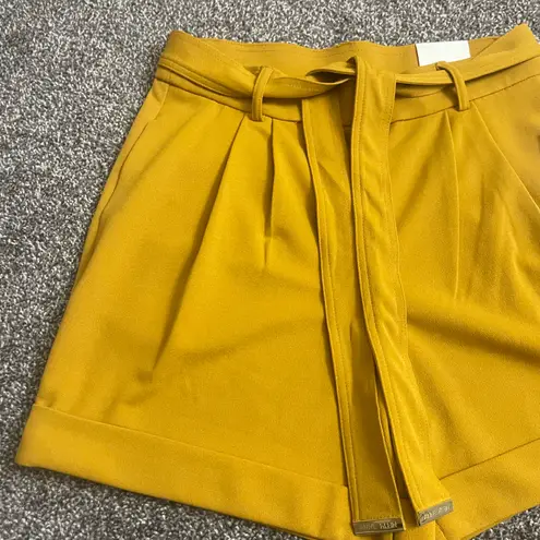 Anne Klein Nwt  Marigold Belt Dress Shorts Size Small