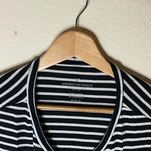 American Eagle outfitters black and white striped T-shirt ( M )