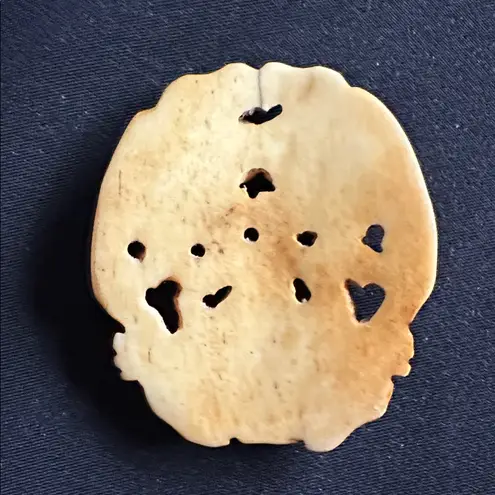 Vintage EUC hand carved bone pendant. 3 frogs “see, hear, speak no evil” Green